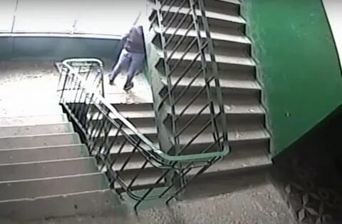 Видео писающих в подъезде
