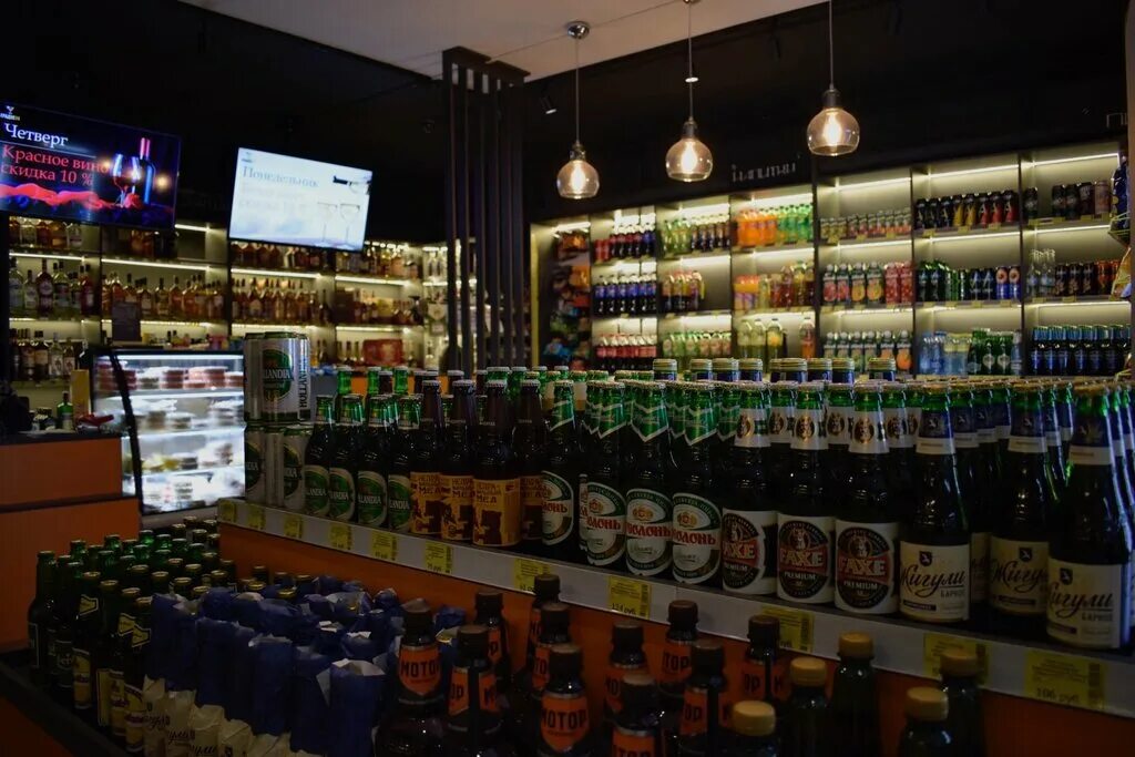 Пятница алкомаркет. Магазин спиртного 24 часа. Магазин где продают алкоголь 24 часа. Алкогольный 24. Алкомаркет магазин.