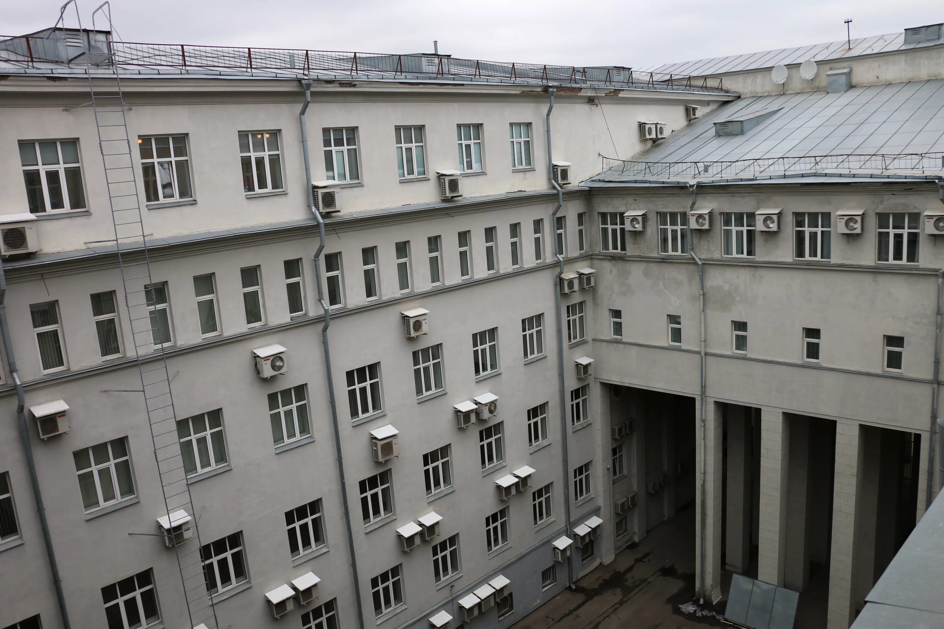 здание кремлёвской поликлиники на воздвиженке. здание коминтерна комарова. здание коминтерна в москве. здание коминтерна в москве. москва ул коминтерна д4.