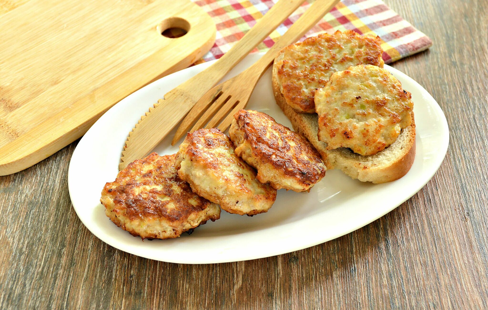 Пышные куриные оладьи. Куриные оладьи с кабачком. куриные оладьи из филе. кабачковые оладьи с курицей. котлеты куриные оладушки.