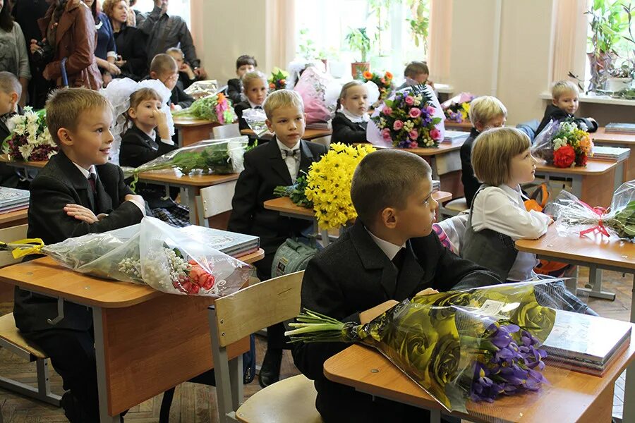 Первоклашки за партой. Школа первый класс. Первоклассники в классе. Первый класс за партой.