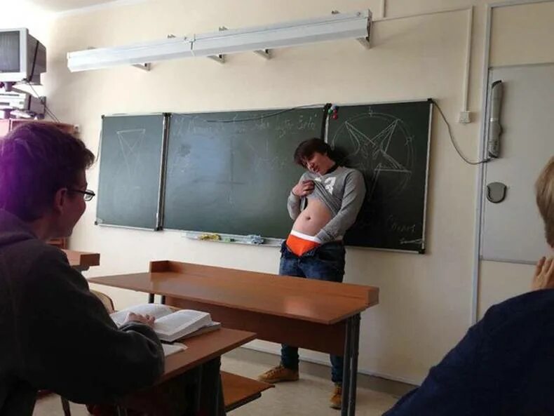 школьные дебилы. кто такой придурок. школа для идиотов. школьные придурки. пту демотиваторы.