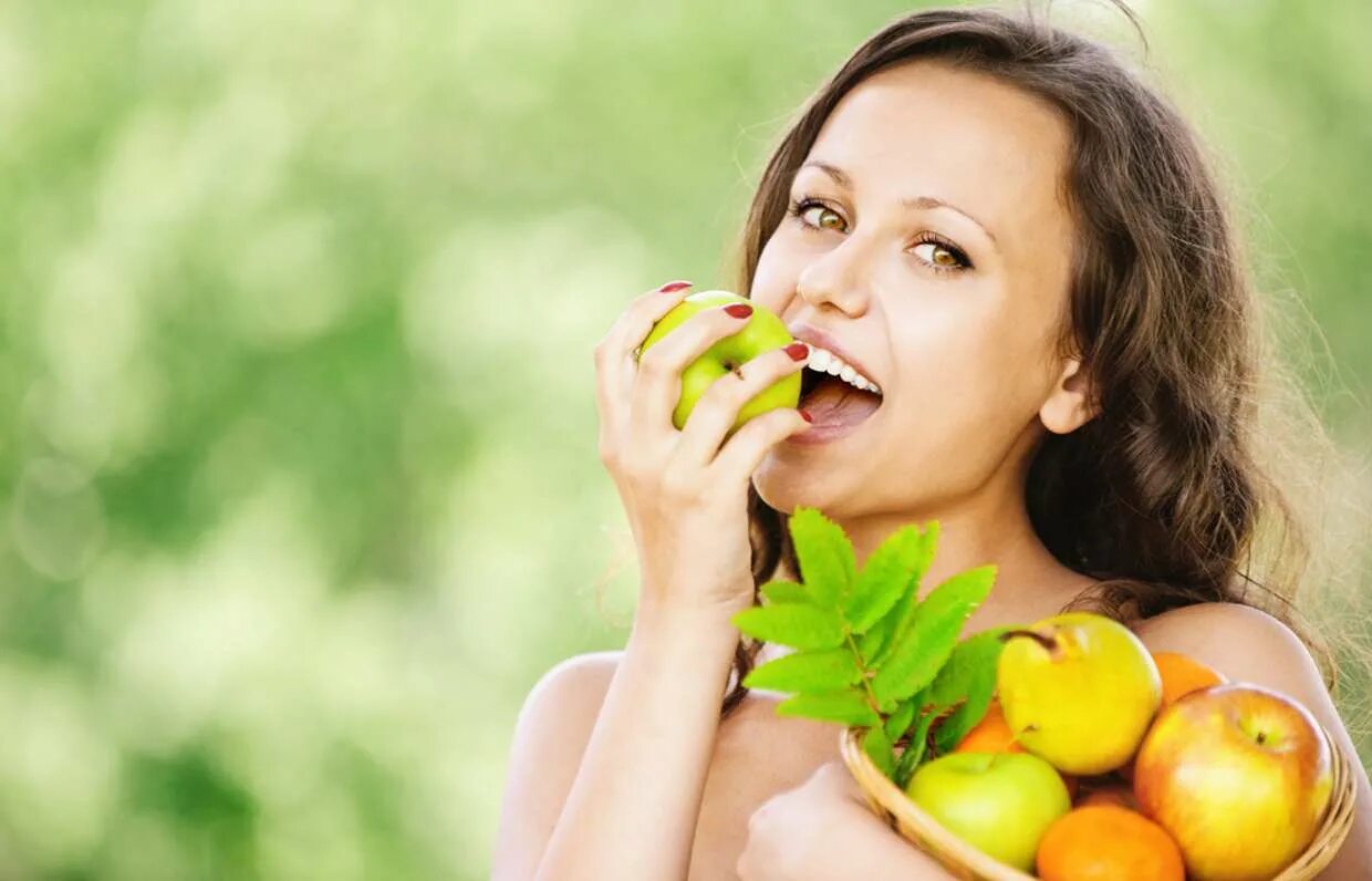 Употребление фруктов. Девушка ест яблоко. Женщина ест фрукты. Девушка ест овощи.