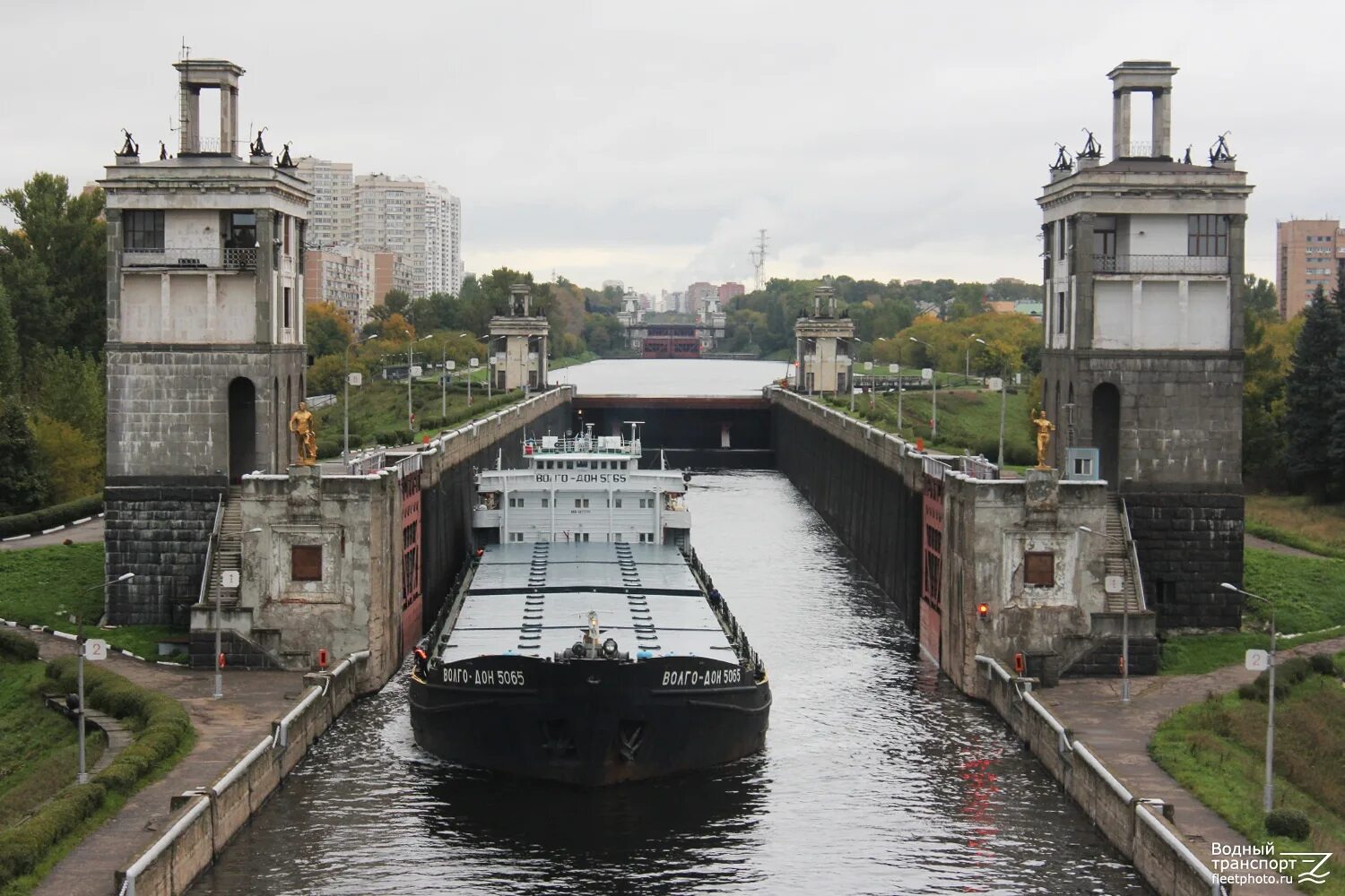 Шлюз фото. Волго Дон 5065. Шлюзы в Москве на Москве-реке. Шлюз Щукино. Шлюз 8 канала имени Москвы.