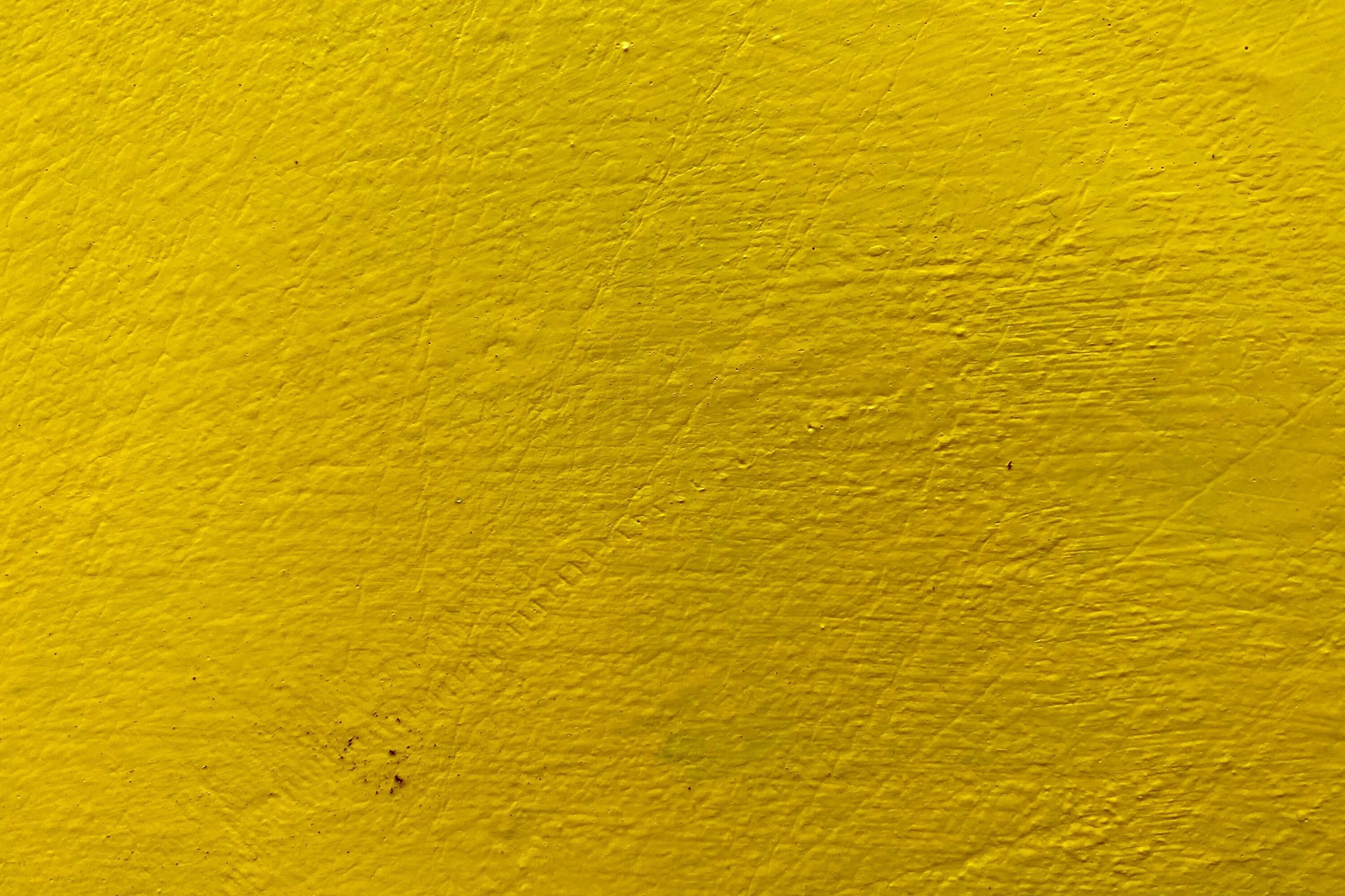 Алюминий имеет желтый цвет. Желтая стена. Краска желтая. Желтая штукатурка. Желтая текстура.