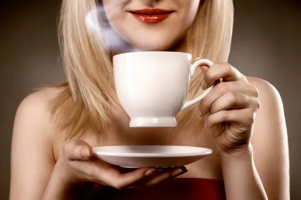 Почему стоит чашка. Девушка с чашкой кофе. Девушка с чашечкой кофе. Кружка рука. Женщина с чашкой чая.