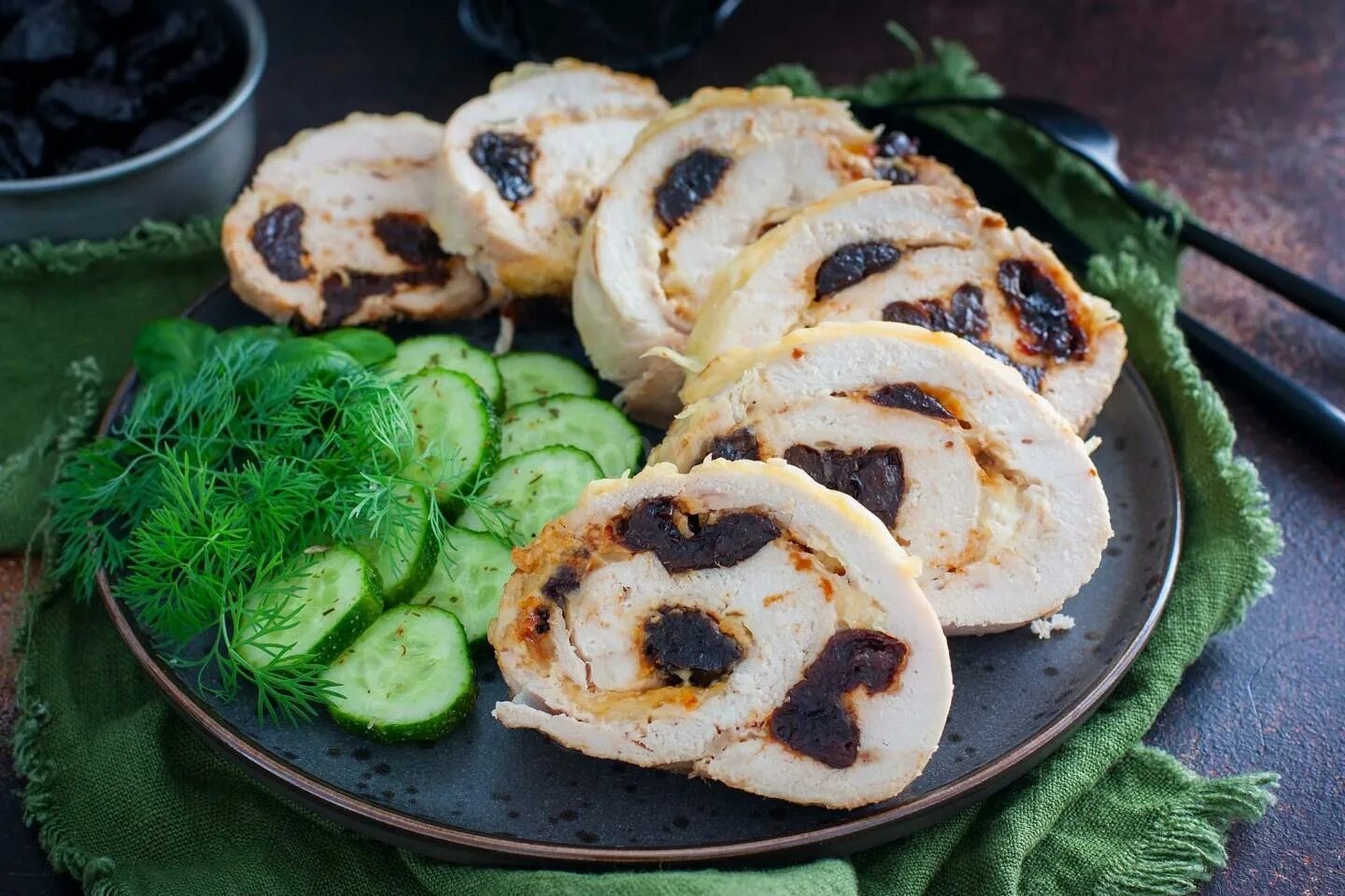 Куриный рулет с черносливом рецепт