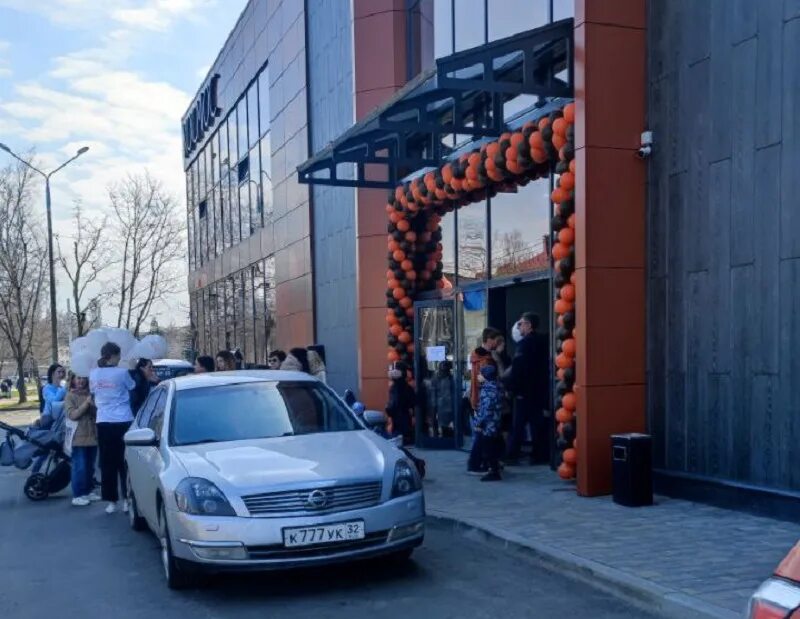 Новый торговый центр в брянске. Дворец гагарина брянск внутри. Тц космос открытие. Космос брянск володарский. Тц космос брянск володарка.
