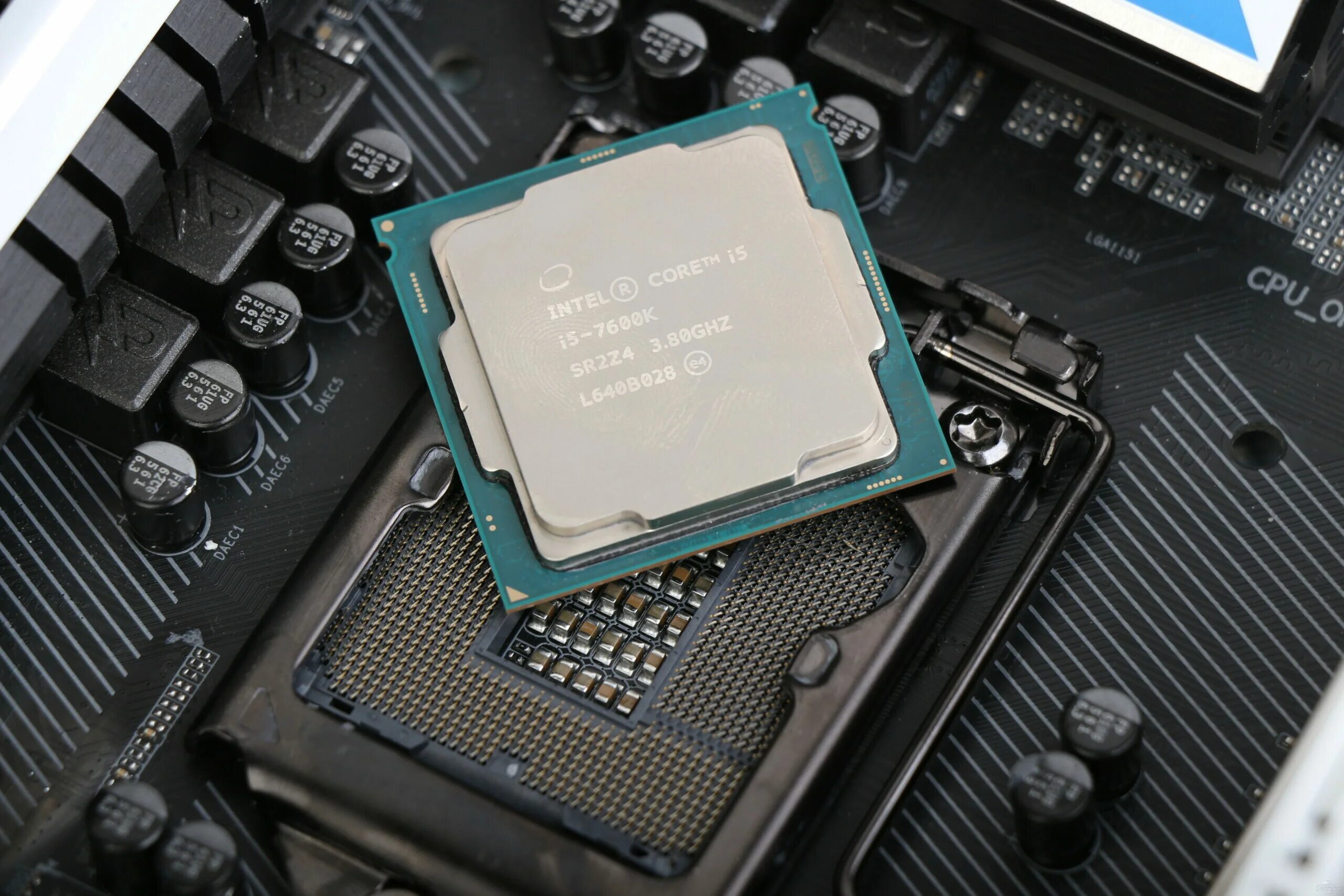 Core i3 1700. Процессор Intel Core i5-7600. Intel Core i5 7600. Intel процессор i5-7600. Процессор Core i5.