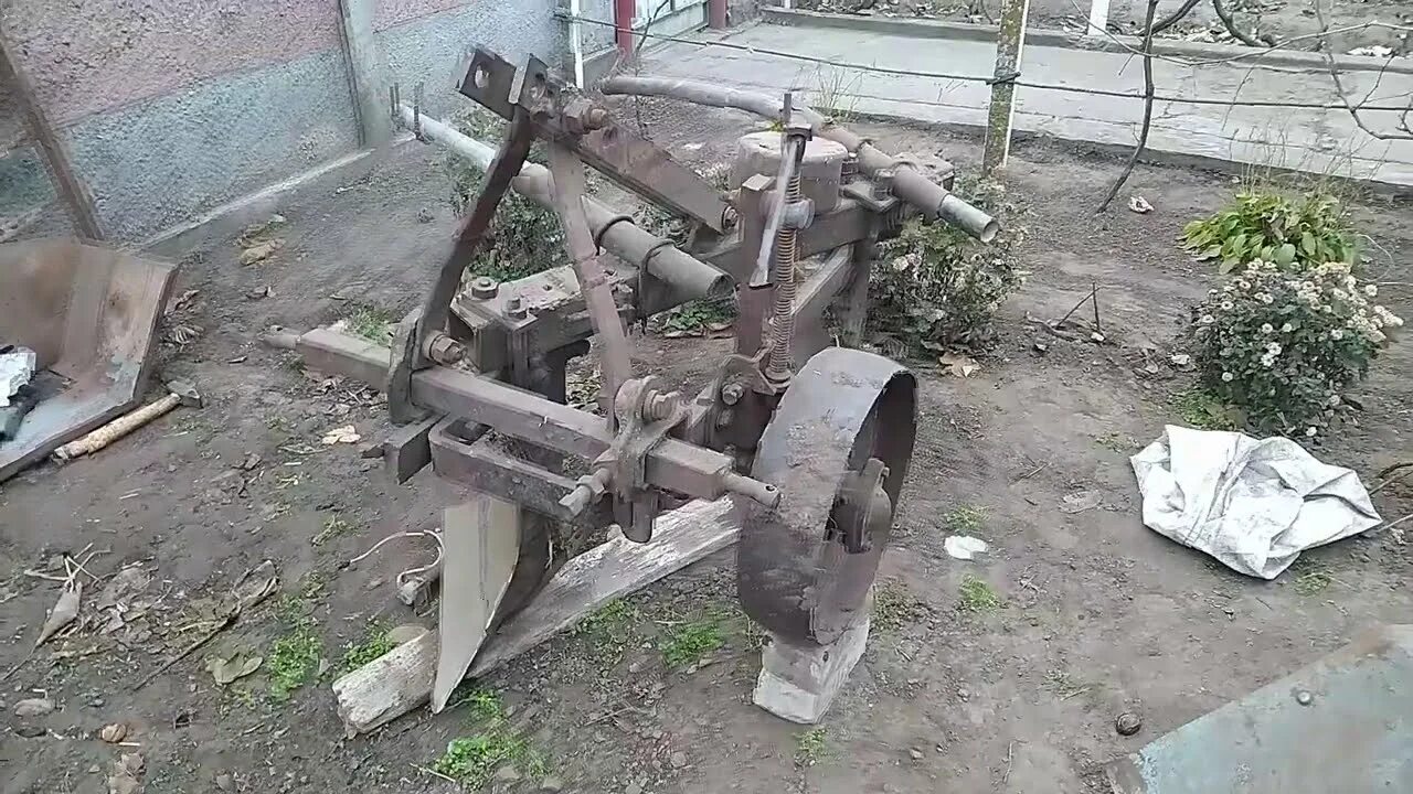 Не лезет плуг. Плуг плн 2-35. плуг мтз на т40. плн 2 35. плуг на т 40.