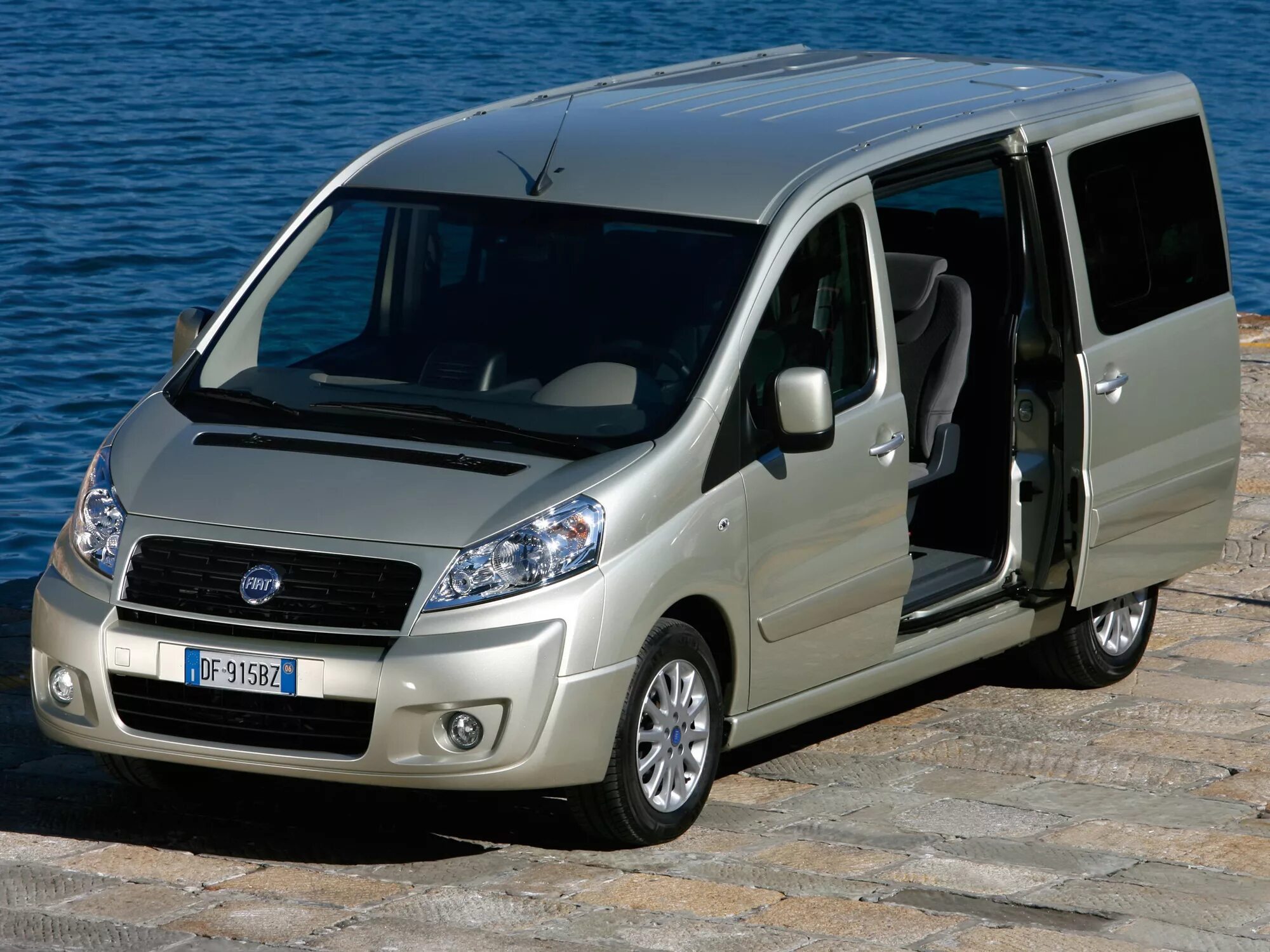 Ford tourneo custom 2012. Toyota hiace h200 2010. модели микроавтобусов. Nissan caravan e25. модели микроавтобусов.