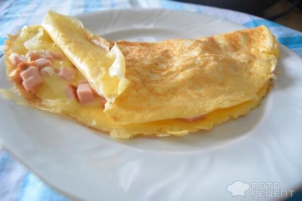 омлетный блин. блин омлет рецепт. блин с омлетом. блин с омлетом. омлет блинчиком.