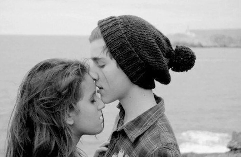 Девочка и мужчина 18. Любовь подростков. Любовь подростков поцелуи. Влюблённые подростки. Любовь подростков 13 лет.