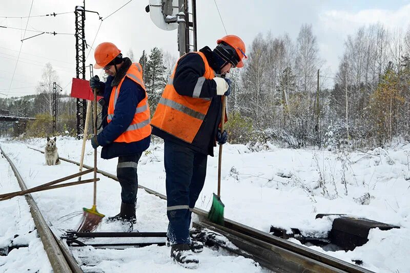 Уборка снега на железной дороге. Очистка путей от снега. Путейцы ЖД. Снегоборьба на железной дороге. Организация работы в зимних условиях