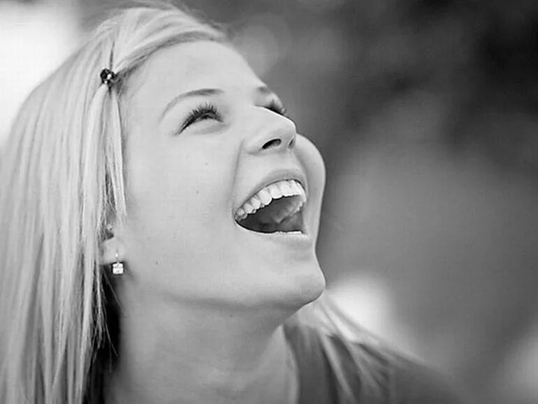 улыбка нежная такая смех как. счастье эмоция. улыбка смех. женщина смеется. улыбка с закрытыми глазами.