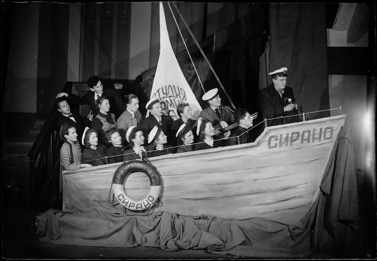 Театр рабочей молодёжи. 1927 г. Театр рабочей молодежи 1930. Трам театр рабочей молодежи. Ленинградский трам театр рабочей молодежи.