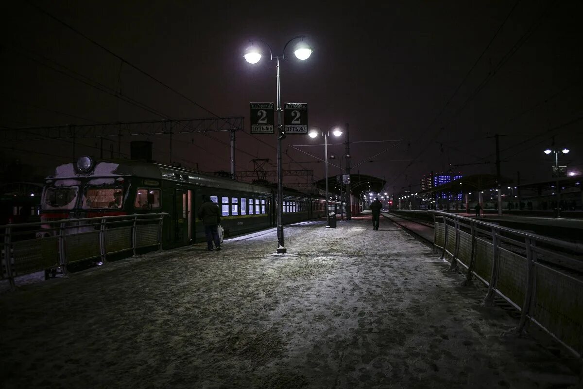 Перрон ночью. Ночь перрон вокзала и поезд. Болшево вокзал ночь. Вокзал Саратов зимний ночной. Вокзал Челябинск перрон.