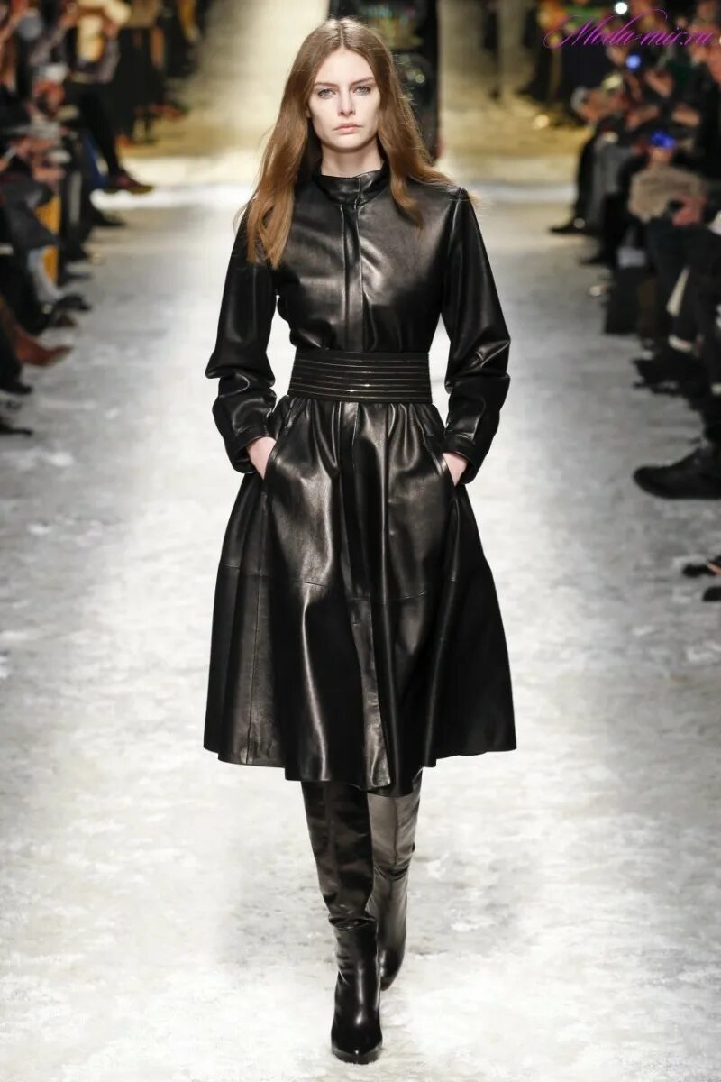 кожаный плащ прада. кожаный тренч сагитта. кожаный плащ мода. кожаное пальто александр маккуин. кожаный плащ женский длинный.