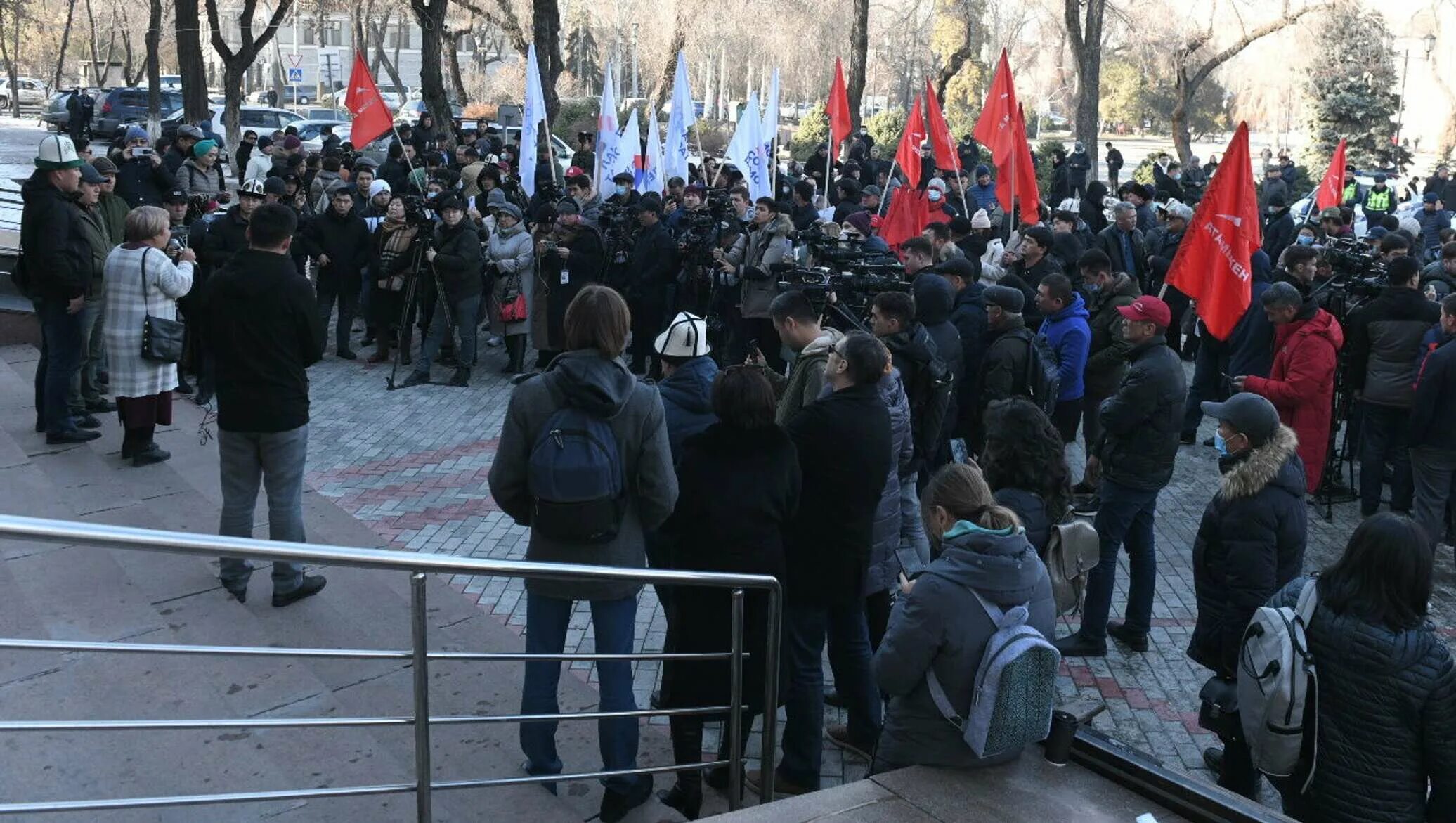 Предвыборный митинг. Митинг Кыргызстан. Протесты в Киргизии 2020. Митинг Бишкек 2006. Митинг Бишкек.