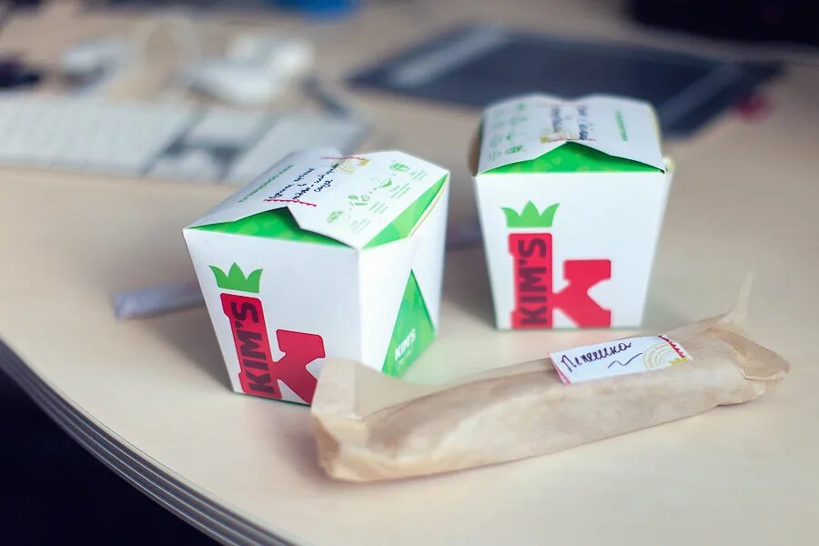 Еда в коробочках красноярск. Лапша в коробочках. Китайская лапша в коробочках. Острая китайская еда. Японское блюдо в коробке.