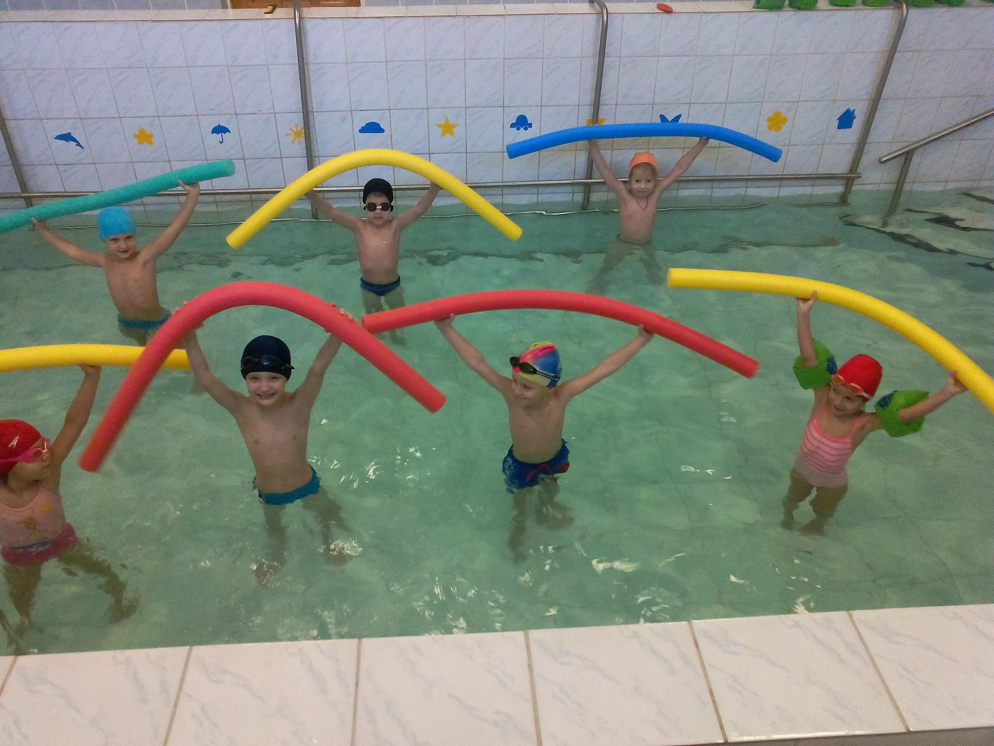 Дети в бассейне в детском саду. Название кружка по плаванию в детском саду. Осокина обучение плаванию в детском саду. Занятия по плаванию в детском саду. Плавание в детском саду консультации для родителей.