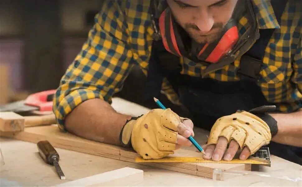 Плотник работник. Столяр. Плотник работник. Плотник. Столяр строительный.