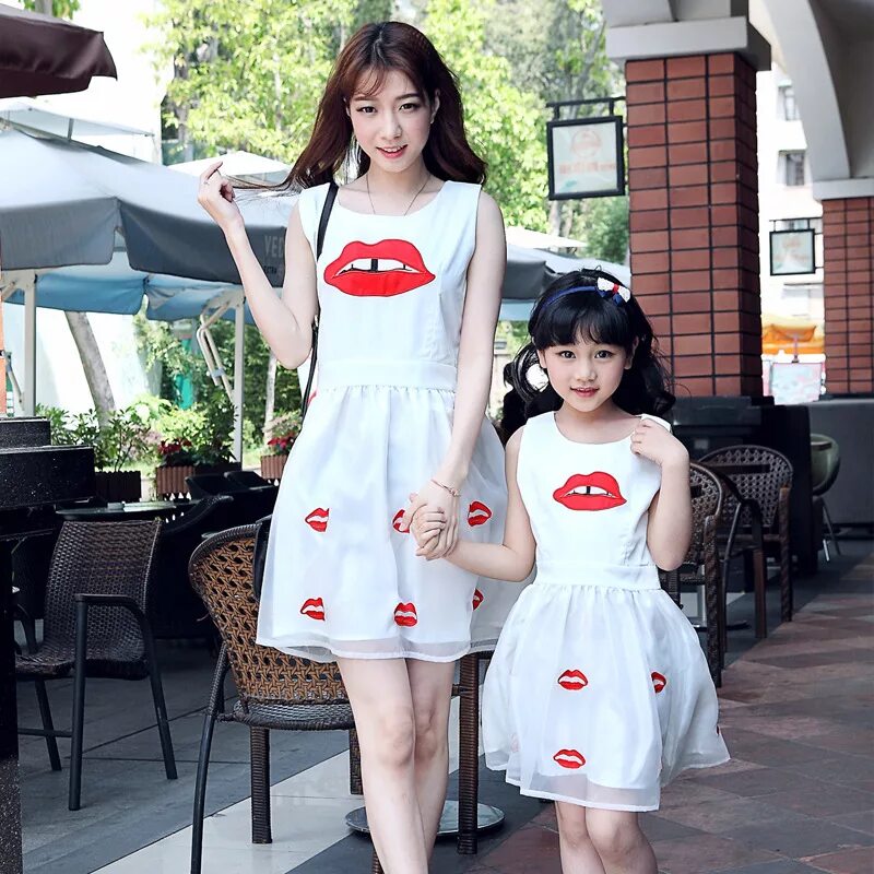 Мама с дочкой япония. Парная одежда для мамы и Дочки. Дочь на корейском. Японские дочери. Одинаковая одежда для мамы и Дочки.