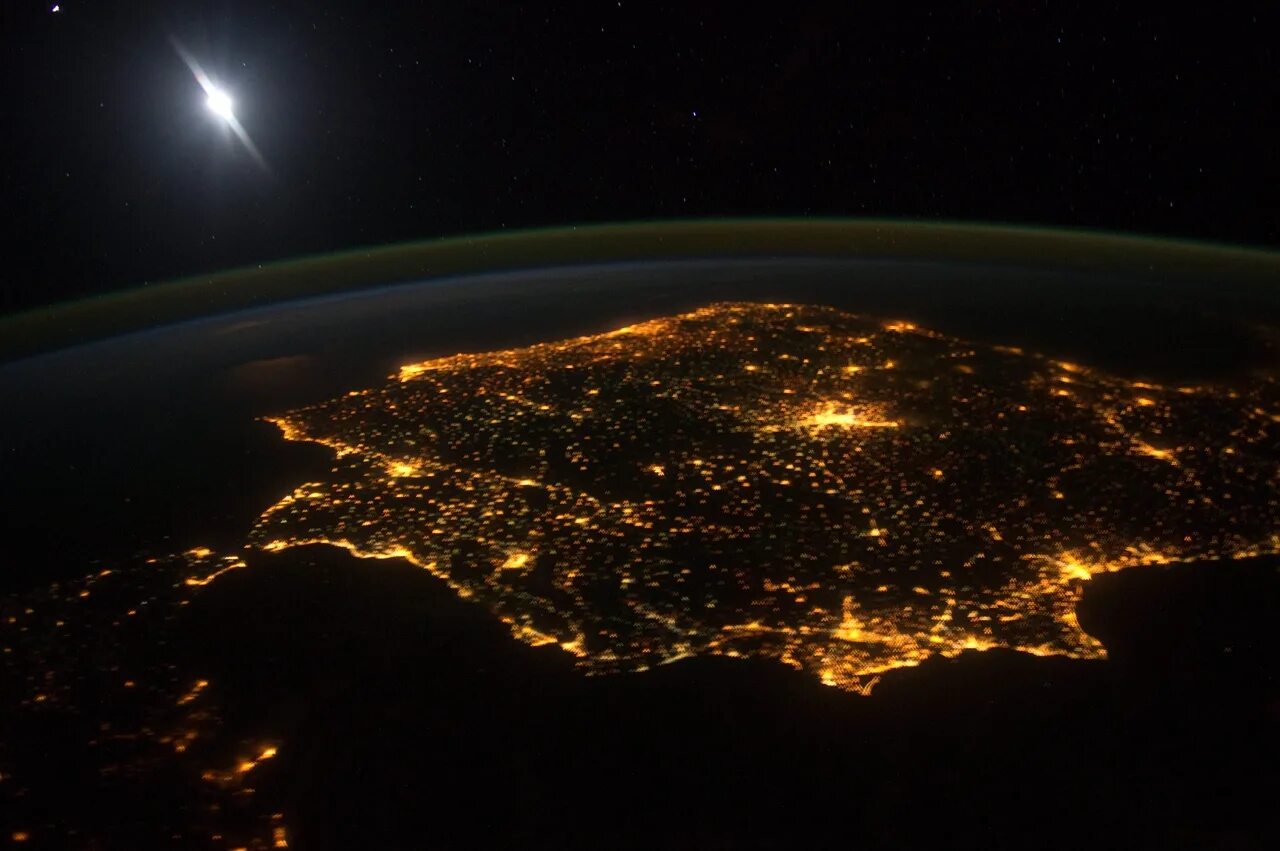Время интернета ночью. Лас Вегас из космоса. Лос Анджелес со спутника. Вид земли из космоса. Планета ночью из космоса.