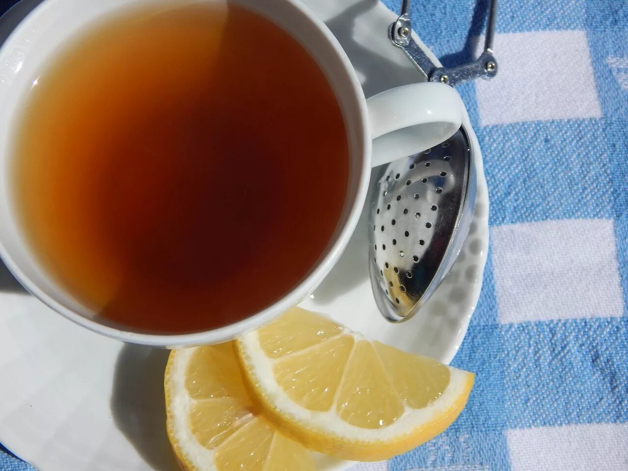 Чашка чая. Горячий чай. Чай с лимоном. Чашка с чаем. В жару пьют горячий чай
