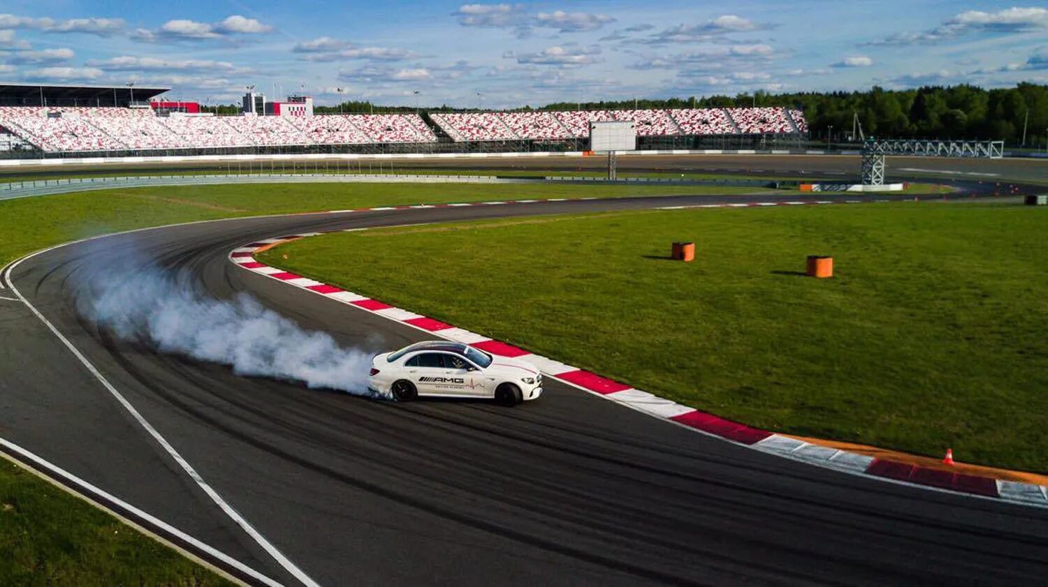 Какой нибудь трек. Гоночный трек moscow raceway. moscow raceway трасса. автодром новая рига moscow raceway. гоночная трасса москва mrw.