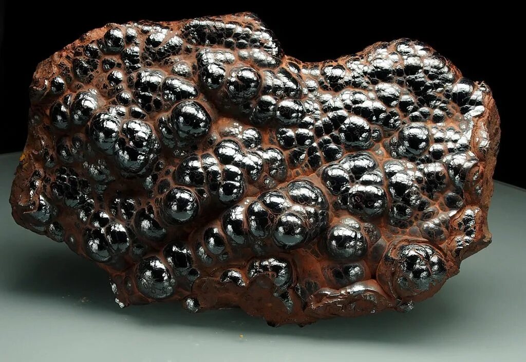 Красный Железняк гематит fe2o3. Красный Железняк(руда гематит fe2o3). Гематит кровавик минерал. Гематит (красный Железняк) - fe2о3. Руды содержащие металл
