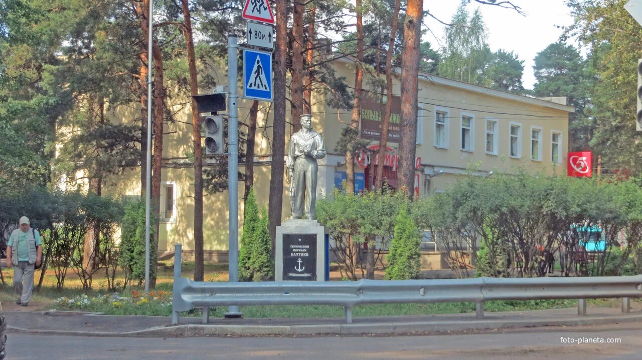 Погода в большой ижоре. Памятник морякам Балтики в большой Ижоре. Большая Ижора Ломоносовский. Большая Ижора Ленинградская область. Городской посёлок большая Ижора.