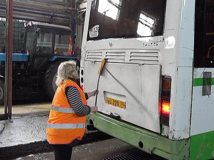 зарплата кондуктора. водитель школьного автобуса зарплата. сколько зарабатывают кондукторы автобуса. график работы водителя трамвая. средняя заработная плата водителя.