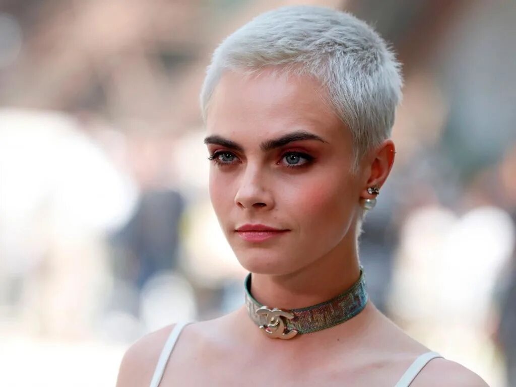 Cara Delevingne с короткой стрижкой.