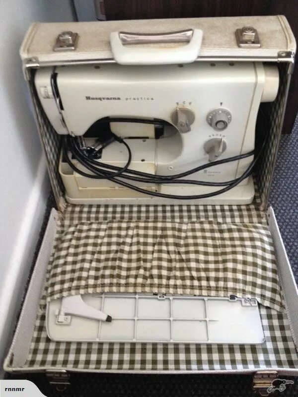 Швейная машинка япония. Сумка чемодан для швейной машинки Чайка 143м. Швейная машинка Чайка Зингер. Швейная машина Чайка 115. Швейная машинка Elekta.