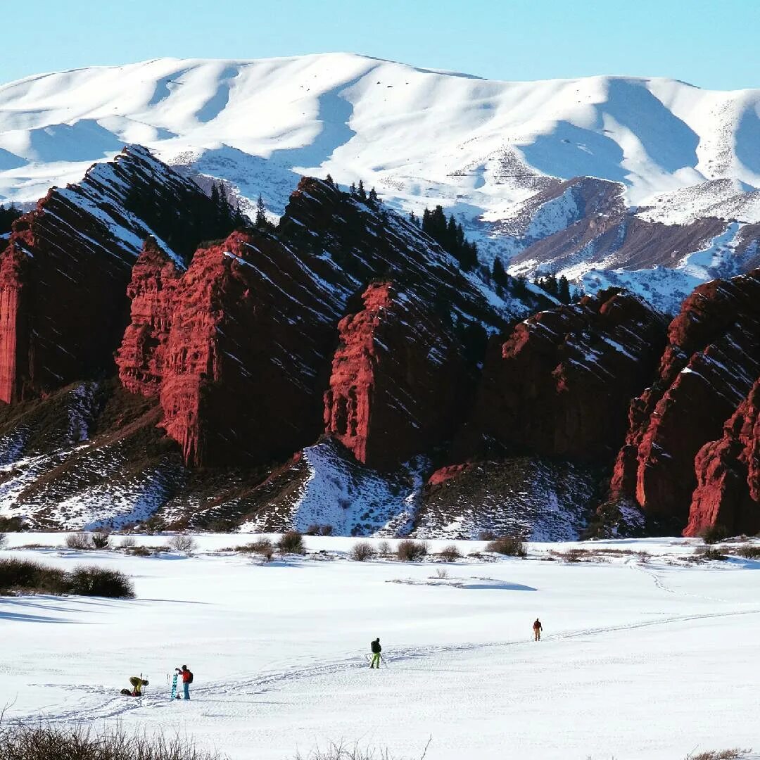 Что можно увидеть на красной. Кыргызстан горы Тянь-Шань. Ущелье Джеты-Огуз Киргизия. Горы Иссык-Куль Киргизия. Каракол Иссык Куль.