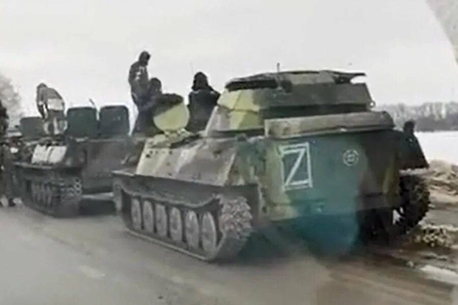 Российская техника буквой z. Российская техника буквой z. Опознавательные знаки российской техники на донбассе. Военная техника россии 2022. Русская техника на украине.