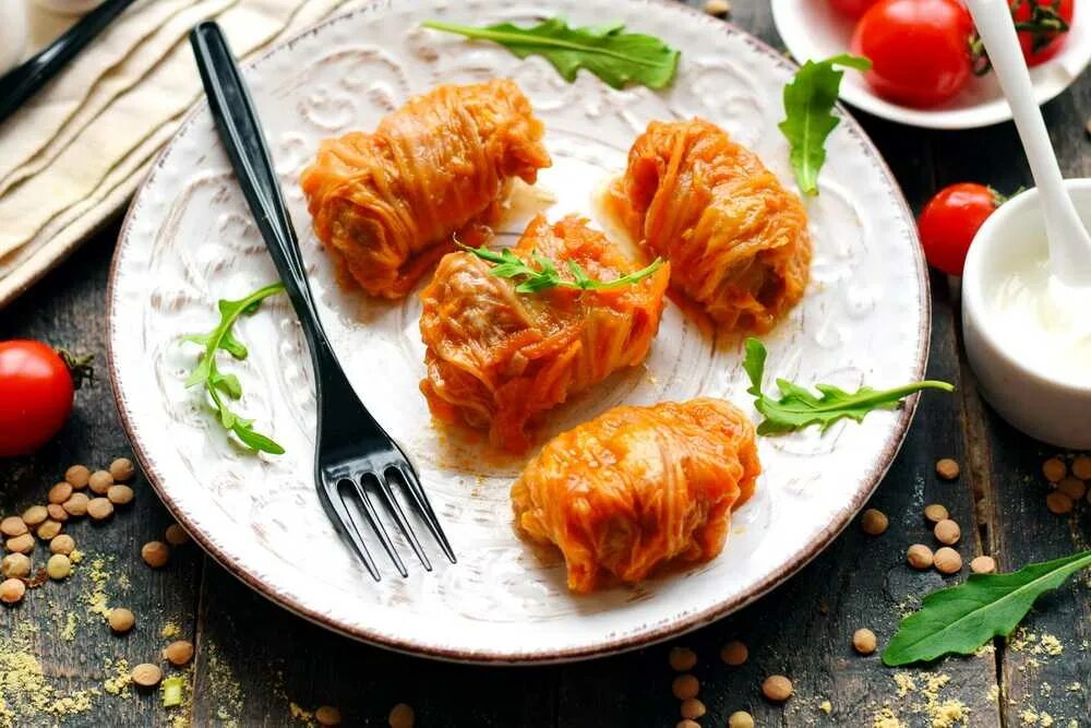 Голубцы с говяжьим фаршем и рисом. Мини голубцы. голубцы геншин. голубцы в ресторане. аппетитные голубцы.