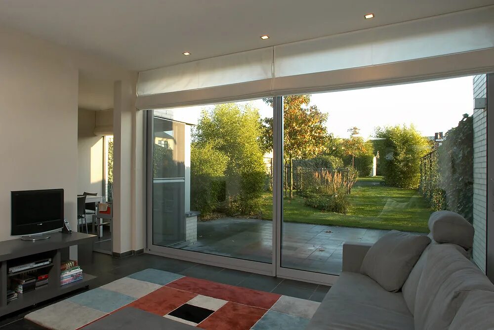 комната с панорамными раздвижными окнами. раздвижные панорамные окна. дом с панорамными окнами с выходом на террасу. Hs портал. раздвижная система патио patio roto.