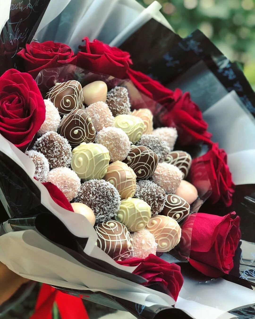 красивый букет в подарок. букет ферреро роше и цветы. сладкий букет в коробочке. красивые коробки конфет. букет клубника в шоколаде.