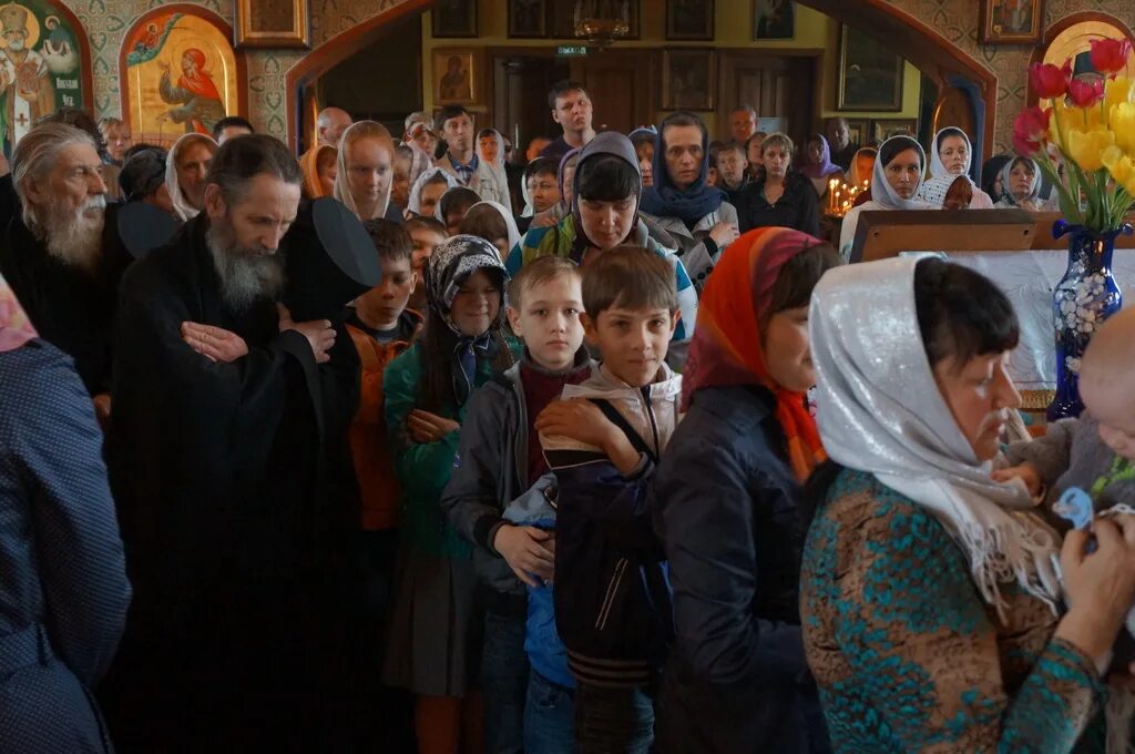 Пономарь алтарник. Рождественский пост воскресная школа. Трапеза в церкви. Православная школа послушания. Подарки на рождество в воскресной школе.