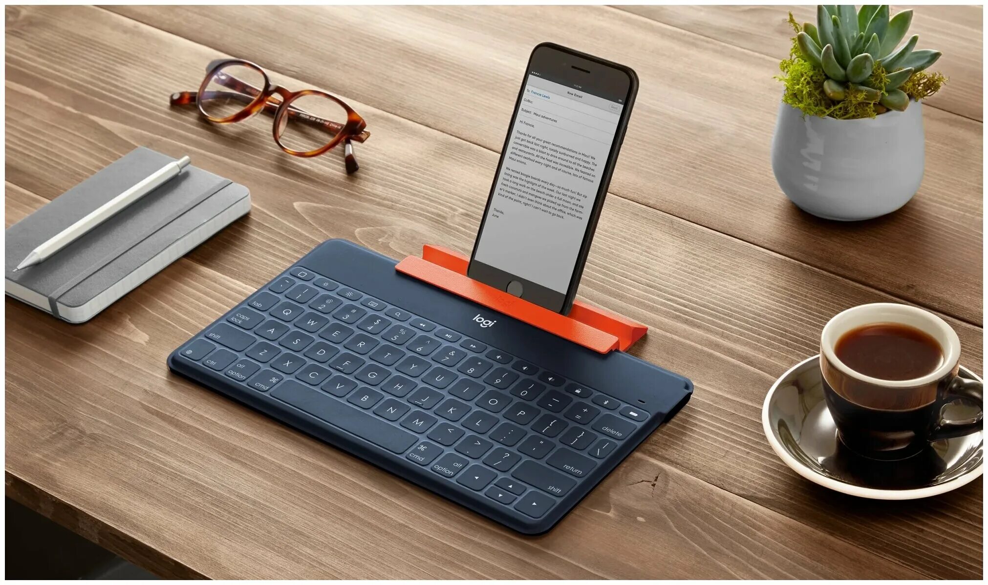 Человек за планшет с клавиатурой. Logitech клавиатура to go. Клавиатура беспроводная logitech keys-to-go classic blue. Клавиатура лоджитек 60%. Logitech keys-to-go.