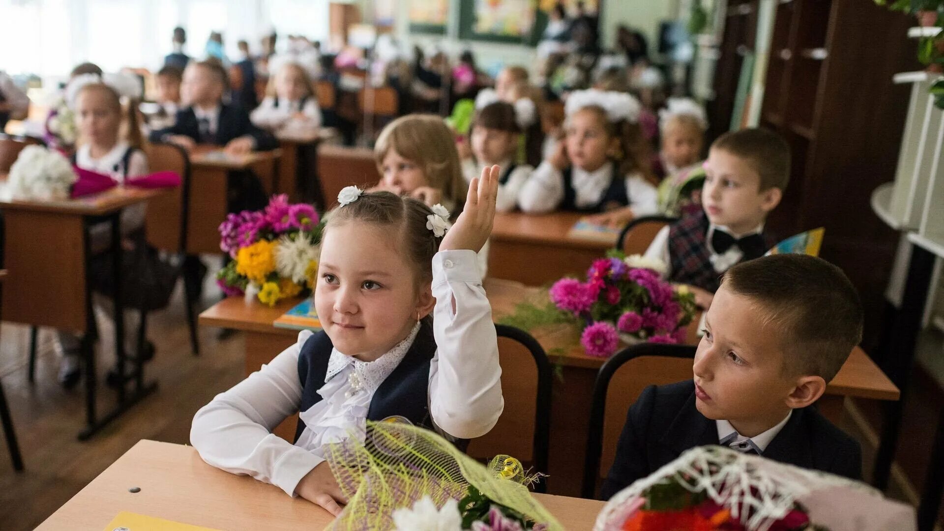 Российские школы рф. Школьники за партой. Первоклашки за партой. Первоклассники в классе. Школьники первый класс.