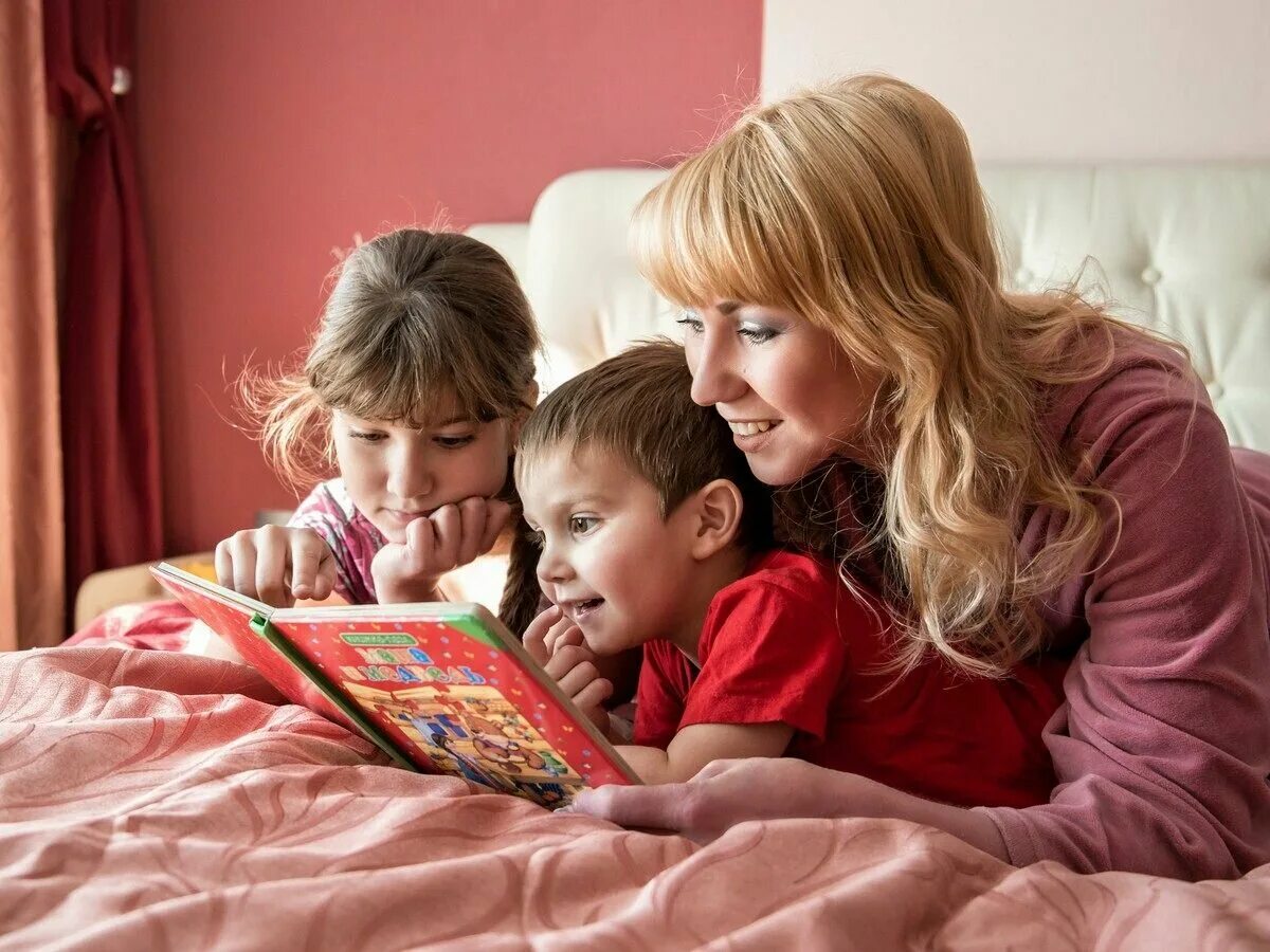 Чтение книг для детей. Чтение для детей. Чтение сказок. Мама читает сказку ребенку. Чтение сказок детям.