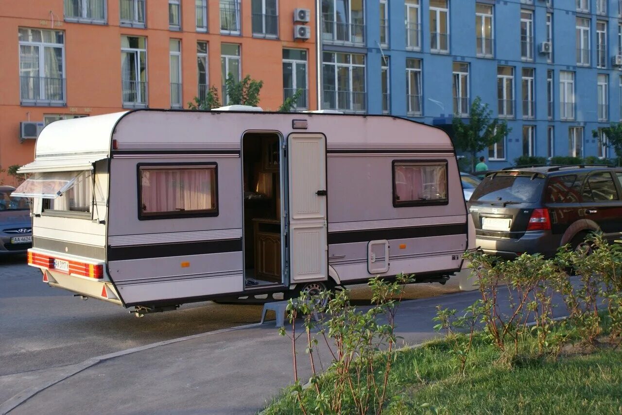 Дом на колесах 1999. Прицеп дача аренда москва. Автодом напрокат. Прицеп двухосный автодом. Прицеп автодом piccolo 420.