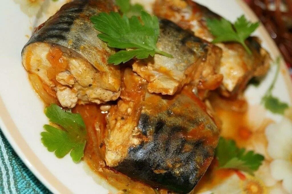 Рыба тушеная в томате с овощами. Рыбные консервы на сковороде. Рыбные консервы на сковороде. Банка сардины. Рыбные консервы на сковороде.