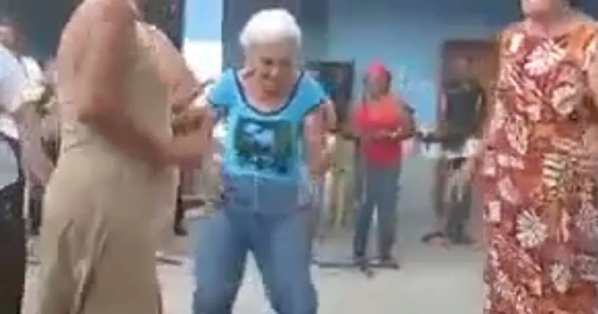 Где бабка танцует. Бабушка танцует. Старухи пляшут. Бабульки зажигают. Старушка танцует сальсу.