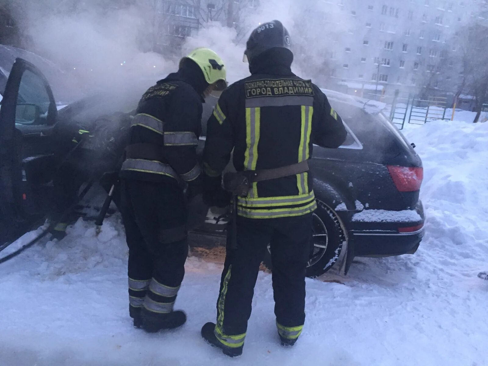 Сгорела машина во Владимире. На проспекте Ленина во Владимире сгорел автомобиль. Машины МЧС во Владимире. Во Владимире на Ленинском проспекте загорелась машина. Ленин сгорел