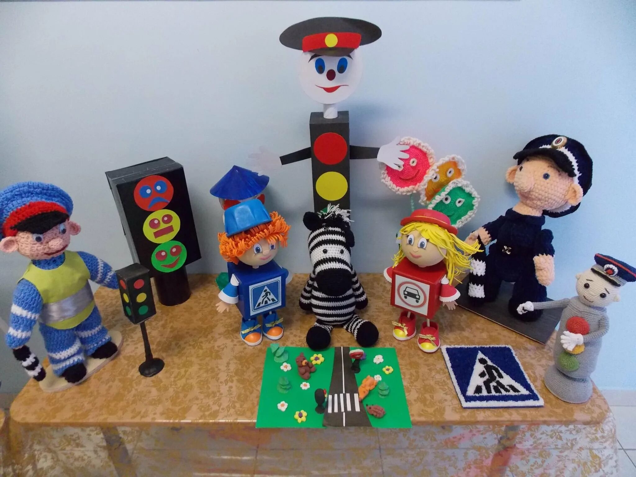 Светофор из картона. Макет перекрестка для детского. Поделка светофор. Поделка дорожное движение. Пдд для детей поделки.