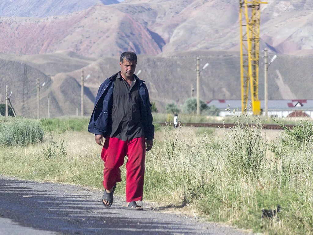 Таджики побежали. Таджикистан люди. Самый большой человек в Таджикистане. Таджикистан уровень жизни. Высокий таджик.